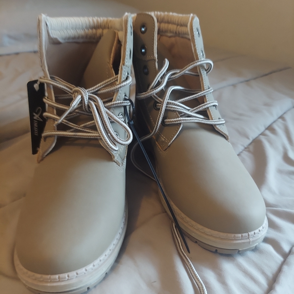 Size 8.5 Boot - Picture 6 of 8